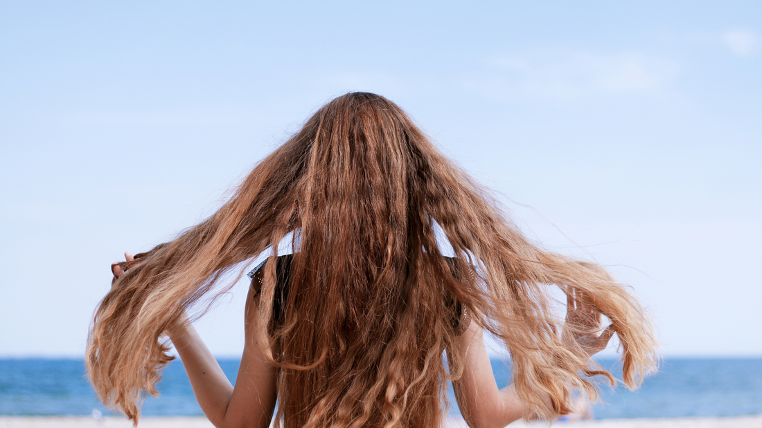 Sole, mare e piscina: come proteggere i capelli in estate